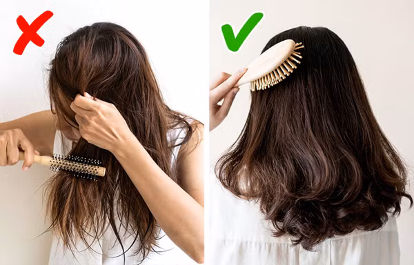 Chải đầu từ dưới lên. Nhiều người nhầm tưởng chải tóc từ dưới lên đỉnh đầu giúp gỡ tóc rối dễ hơn. Thực tế, bạn nên chải từ da đầu xuống ngọn tóc. Cách làm này giúp phân phối lượng dầu tự nhiên, khiến da đầu không bị bết dính. (Ảnh: Brightside)
