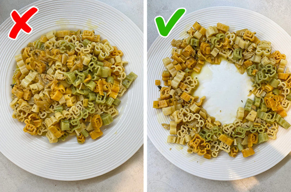 Hâm thức ăn bằng lò vi sóng, bạn nên trải chúng đều quanh vành đĩa, tạo một khoảng trống ở giữa. Điều này giúp hơi nóng tiếp cận được thức ăn, làm nóng đều. (Ảnh: Brightside)