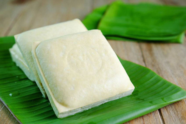 Đậu phụ giàu dinh dưỡng song hương vị không quá xuất sắc. Do đó, nhà sản xuất cho ra mắt nhiều sản phẩm đậu phụ, hợp khẩu vị hơn. Được gắn mác “đậu phụ” song những sản phẩm này không làm từ đậu nành, ăn nhiều không tốt cho sức khỏe. (Ảnh: Healthweeklytalk)