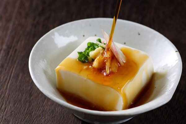 2. Đậu phụ khô đóng gói. Đậu phụ khô đóng gói có hình dáng tương tự như đậu phụ thông thường song mềm mịn hơn, khi chạm vào dễ vỡ. Đáng lưu ý, hầu hết loại đậu phụ khô kiểu này không được làm từ đậu nành. Thành phần chính của chúng là trứng và muối. (Ảnh: Healthweeklytalk)