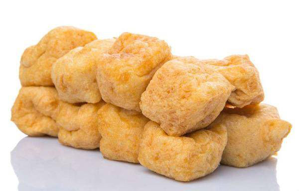 3. Đậu hũ cá. Đậu hũ cá có nguyên liệu gồm bột mì, gia vị và cá. Tùy vào giá bán, người sản xuất sẽ điều chỉnh tỷ lệ cá và bột mì. Đôi khi, sản phẩm đậu hũ cá giá rẻ sẽ chỉ có bột mì và gia vị. (Ảnh: Healthweeklytalk)