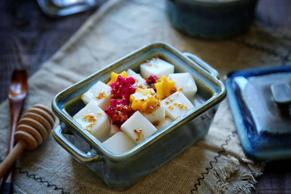 Đậu phụ hạnh nhân là loại “ đậu phụ” không nên ăn nhiều. Mặc dù chứa lượng dinh dưỡng nhất định song lượng đường lại quá lớn, tăng khả năng gây béo phì. (Ảnh minh họa)