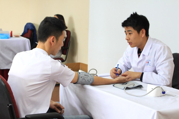 Đặc biệt, nam giới nên khám sức khỏe định kỳ, đầy đủ các hạng mục tùy theo độ tuổi. Phát hiện các dấu hiệu bất thường sớm sẽ giúp bạn can thiệp kịp thời, góp phần ngăn ngừa nguy cơ đối diện căn bệnh. (Ảnh minh họa) 