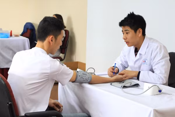 Đặc biệt, nam giới nên khám sức khỏe định kỳ, đầy đủ các hạng mục tùy theo độ tuổi. Phát hiện các dấu hiệu bất thường sớm sẽ giúp bạn can thiệp kịp thời, góp phần ngăn ngừa nguy cơ đối diện căn bệnh. (Ảnh minh họa) 