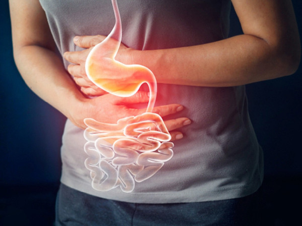 Thứ hai, nam giới có xu hướng duy trì thói quen không lành mạnh như uống rượu, hút thuốc lá cao hơn so với phụ nữ. Những thói quen này khiến nam giới nạp lượng lớn độc tố vào cơ thể, làm tăng nguy cơ mắc ung thư. (Ảnh: Shutterstock) 