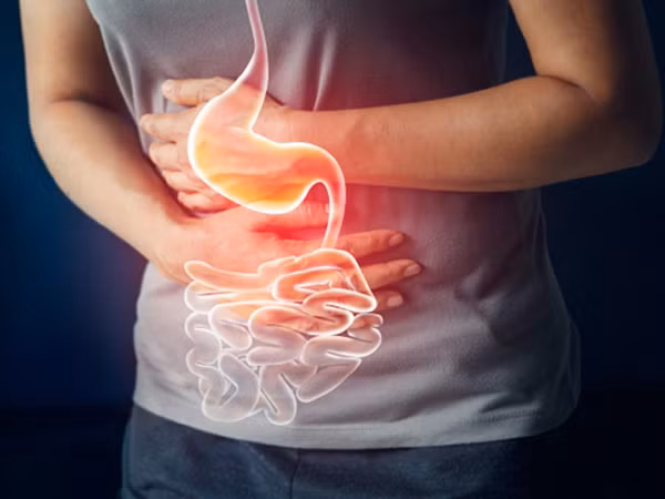 Thứ hai, nam giới có xu hướng duy trì thói quen không lành mạnh như uống rượu, hút thuốc lá cao hơn so với phụ nữ. Những thói quen này khiến nam giới nạp lượng lớn độc tố vào cơ thể, làm tăng nguy cơ mắc ung thư. (Ảnh: Shutterstock) 