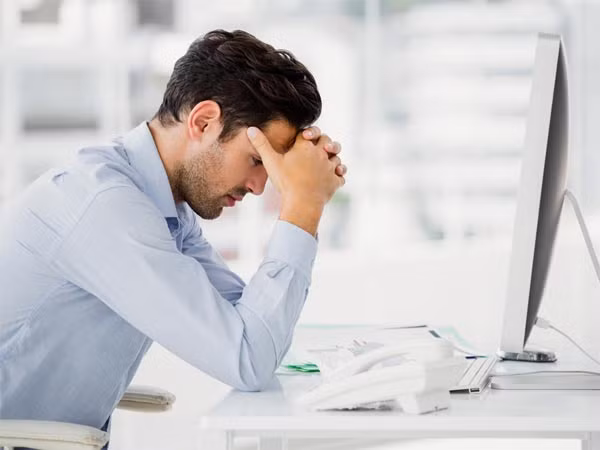 Chưa kể, nam giới được xem là trụ cột gia đình, gánh trên vai nhiều áp lực về kinh tế. Làm việc nặng, chịu nhiều sức ép càng khiến cơ thể dễ suy kiệt, lâu ngày sinh bệnh. Ảnh: Boldsky. 