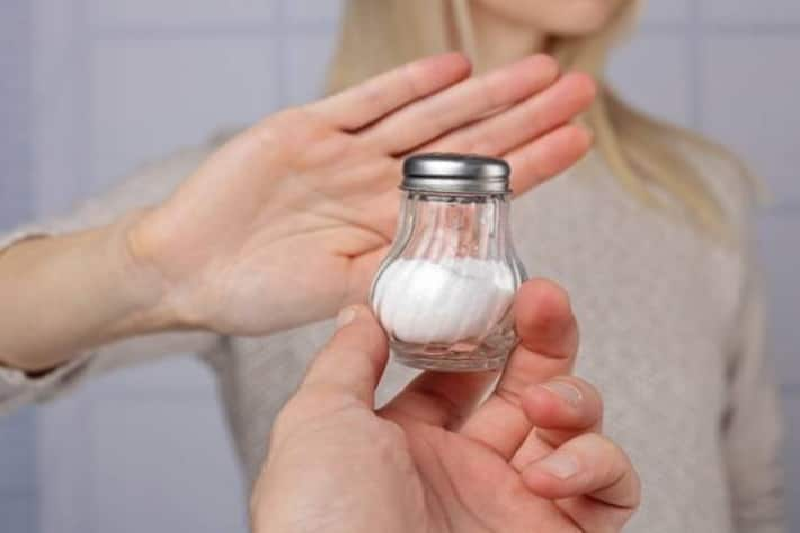 Trước hết, trước muôn vàn cám dỗ của thức ăn, mỗi người phải duy trì thói quen ăn uống điều độ, tích cực cố gắng rèn luyện thói quen ăn nhạt, dần dần thói quen ăn uống sẽ thay đổi. (Ảnh: Thehealthsite)