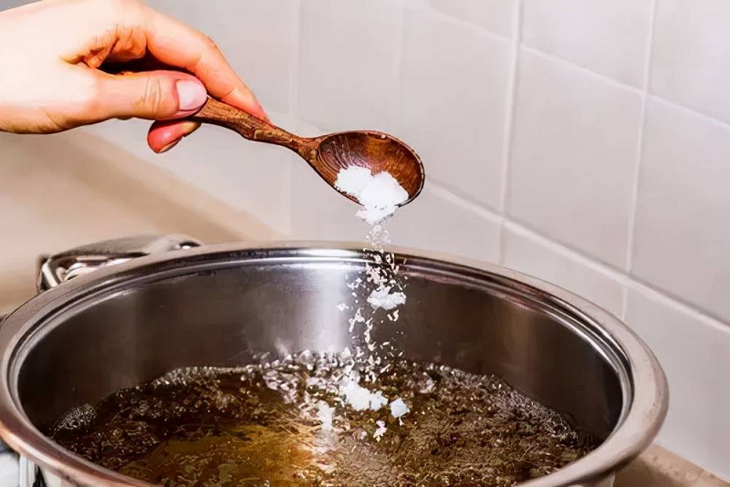 Các nghiên cứu đã chỉ ra rằng không chỉ người lớn mà cả trẻ lớn, có thể tiêu thụ khoảng 9g muối mỗi ngày. (Ảnh: ABLW)