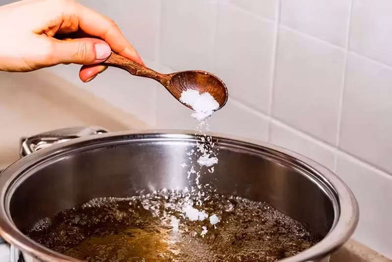 Các nghiên cứu đã chỉ ra rằng không chỉ người lớn mà cả trẻ lớn, có thể tiêu thụ khoảng 9g muối mỗi ngày. (Ảnh: ABLW)