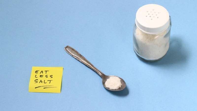 Do đó, mọi người cần chủ động hạn chế ăn muối. Bệnh nhân cao huyết áp cũng nên thường xuyên kiểm tra lượng đường trong máu, và bệnh nhân tiểu đường cũng nên đo huyết áp. (Ảnh: Shutterstock)