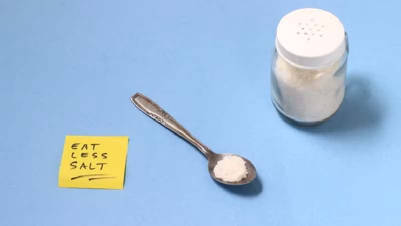 Do đó, mọi người cần chủ động hạn chế ăn muối. Bệnh nhân cao huyết áp cũng nên thường xuyên kiểm tra lượng đường trong máu, và bệnh nhân tiểu đường cũng nên đo huyết áp. (Ảnh: Shutterstock)