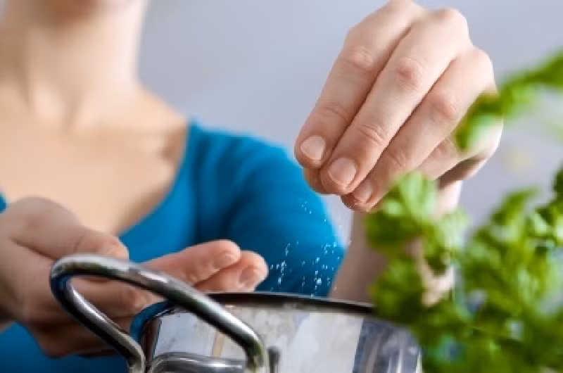 Hơn nữa, thường xuyên cho nhiều muối vào thức ăn có vị nặng sẽ kích thích vị giác của bệnh nhân đái tháo đường từ đó làm tăng cảm giác thèm ăn. Việc ăn quá nhiều đương nhiên bất lợi cho việc kiểm soát cân nặng và lượng đường trong máu. (Ảnh: hsph.harvard.edu)