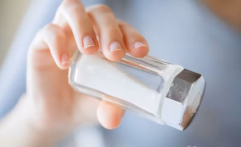 Một thứ gia vị thường xuất hiện trong nhà bếp của bạn, có thể gây ảnh hưởng đến sức khỏe nếu dùng quá mức, đó chính là muối. (Ảnh: ABLW)