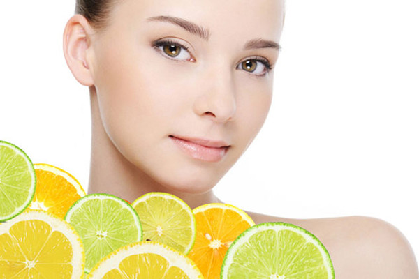 Chanh chứa vitamin C song mỗi quả chỉ khoảng 20mg. Lợi ích của uống nước chanh thường xuyên chủ yếu là hydrat hóa, hiệu quả làm trắng gần như bằng không. (Ảnh minh họa)