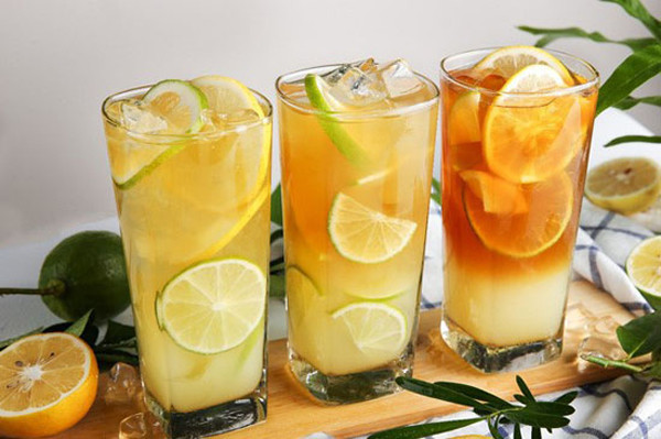 Có ý kiến cho rằng uống nước chanh góp phần điều chỉnh sự mất cân bằng axit bazo trong cơ thể, ngăn ngừa ung thư hiệu quả. Thực tế, hệ thống cân bằng axit – bazo của cơ thể rất phức tạp. Nó không bị ảnh hưởng hoặc thay đổi do thức ăn. Dù bạn uống nhiều nước chanh cũng không thể thay đổi độ pH trong người, lại càng không thể chống ung thư. (Ảnh minh họa)