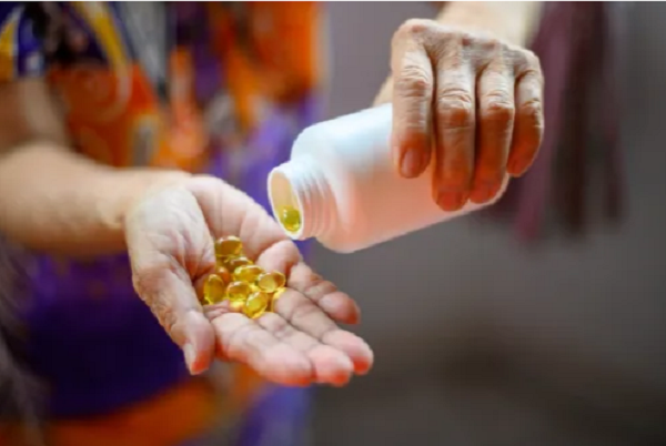 Dầu cá. Dầu cá là một trong những viên uống bổ sung thường dùng để cải thiện sức khỏe tim mạch. Vậy nhưng Spencer cho biết bản thân sẽ không dùng chúng. Theo bà, dầu cá cung cấp nguồn chất béo lành mạnh. Vậy nhưng các chất ô nhiễm công nghiệp và thuốc diệt côn trùng cũng có thể tìm thấy trong các sản phẩm bổ sung chiết xuất từ cá và dầu nhuyễn thể. (Ảnh: iStock)