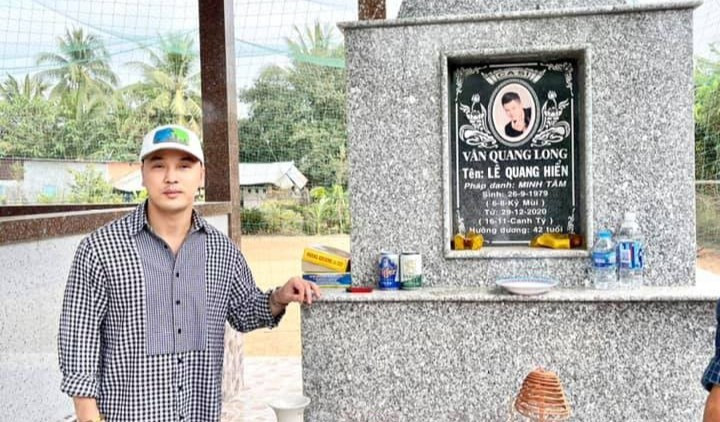 Ung Hoang Phuc vieng mo Van Quang Long o Dong Thap