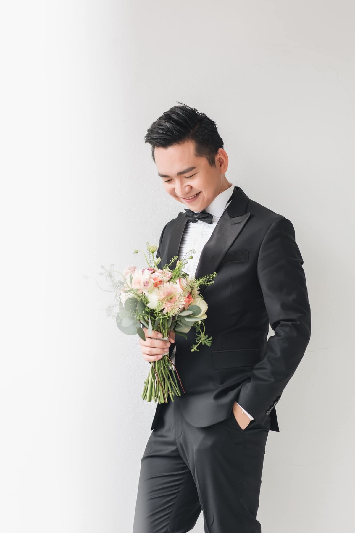 "Hành trình mới vẫn đang tiếp tục. Chuẩn bị làm bố chắc sẽ hồi hộp gian nan lắm đây", Nam MC nổi tiếng của Cặp lá yêu thương trên VTV bày tỏ tâm trạng khi bước vào cuộc sống hôn nhân và sắp làm bố.