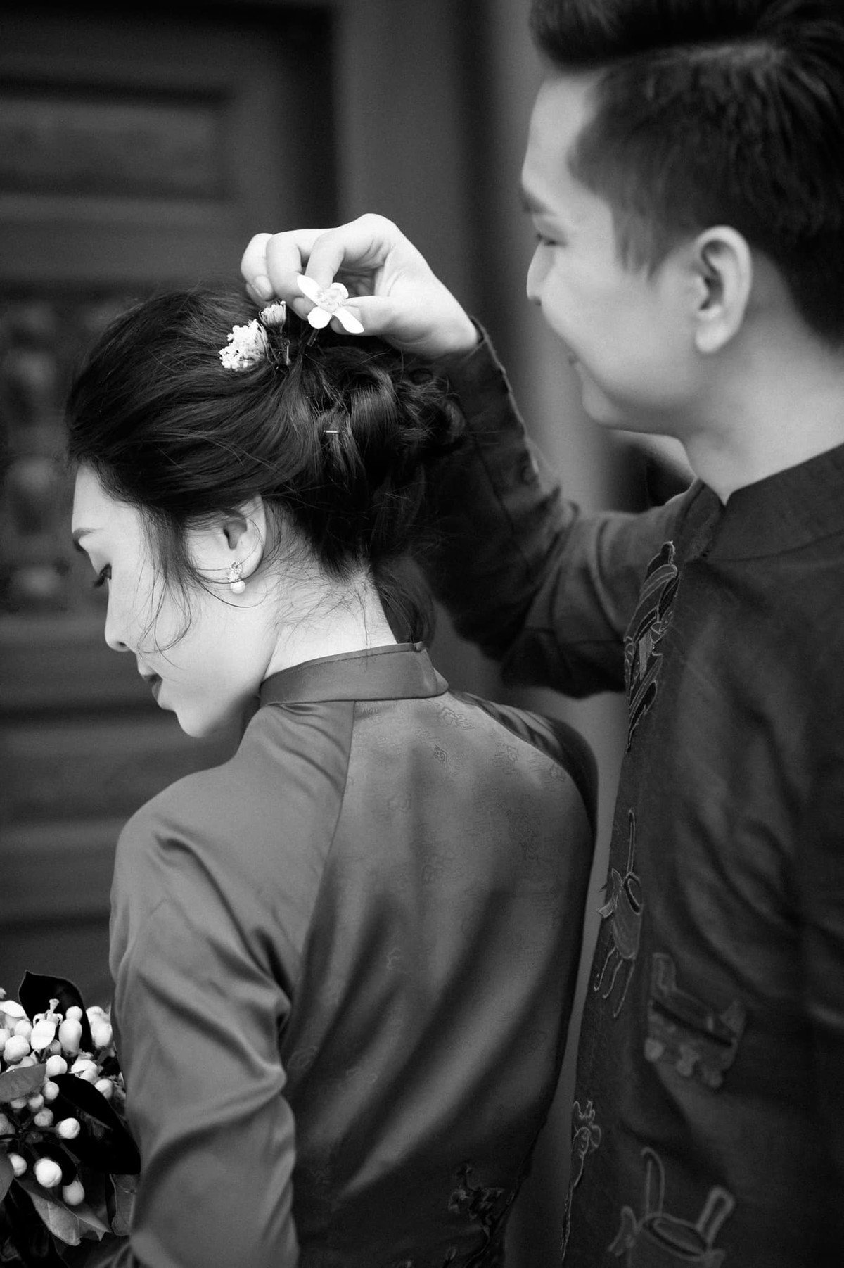 MC Hạnh Phúc cho biết vợ của anh không muốn xuất hiện trên truyền thông nên hình ảnh cưới đều khuất mặt của cô dâu. Anh cho biết hoàn toàn tôn trọng và thông cảm với vợ vì cô không phải là người nổi tiếng.