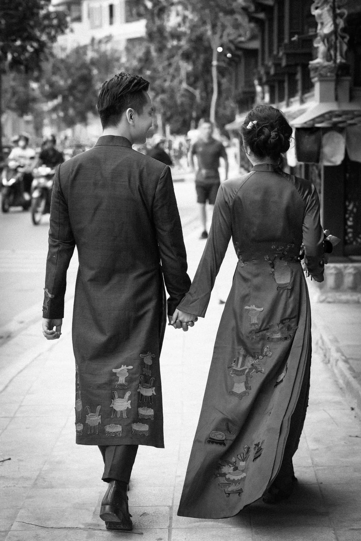 Sáng 16/4, MC Hạnh Phúc lần đầu chia sẻ ảnh cưới của hai vợ chồng. Anh viết:" Cưới nhau mùa COVID tháng 3 năm ngoái, đã chuẩn bị gần xong, chuẩn bị phát thiệp thì có lệnh cấm tụ tập đông người nên thành ra không tổ chức được tiệc để mời anh chị em bạn bè thân thiết, mà chỉ tổ chức riêng giữa 2 gia đình. Mong mọi người thông cảm".