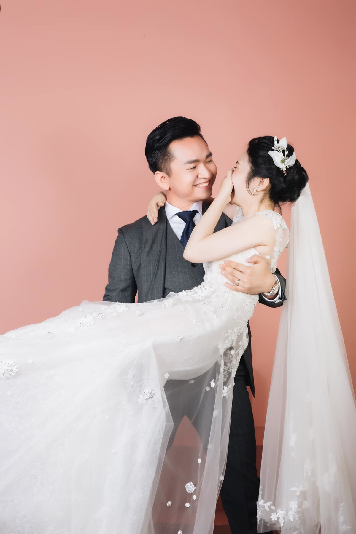 Anh còn tiết lộ hai vợ chồng đã có tin vui. "Đến giờ mọi người hỏi sao không tổ chức đi thì hai vợ chồng chuẩn bị đón tin vui, chuẩn bị đón thành viên thứ 3 sau hơn một năm cưới nên chắc là lại đợi", anh hóm hỉnh nói về gia đình nhỏ.