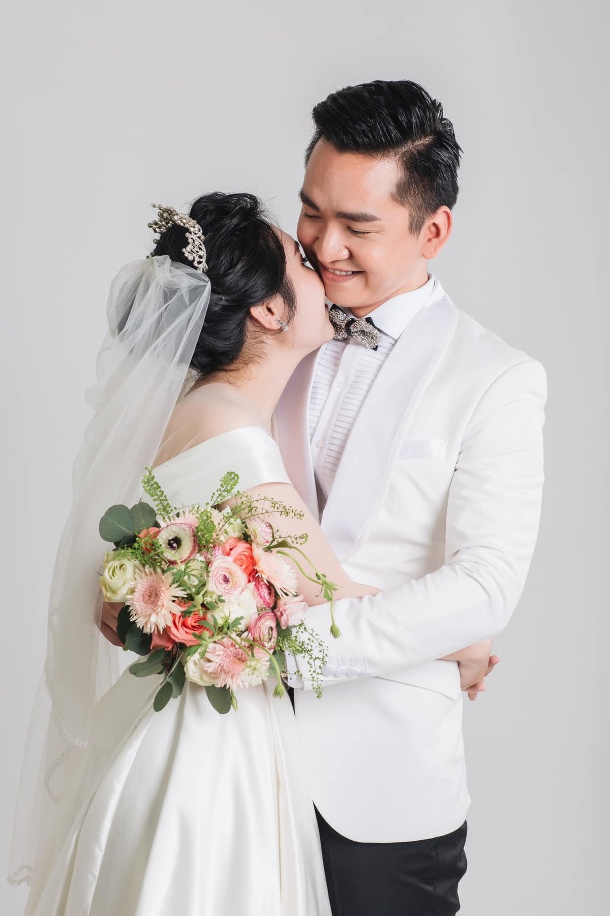 Anh cảm ơn các NTK, chuyên gia trang điểm đã nhiệt tình hỗ trợ hai vợ chồng trong ngày trọng dại dù đang trong thời gian khó khăn vì đại dịch.