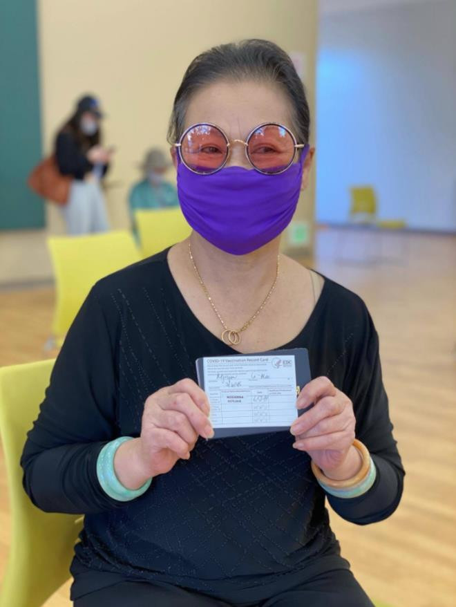 Danh ca Khanh Ly tiem vaccine COVID-19 o My