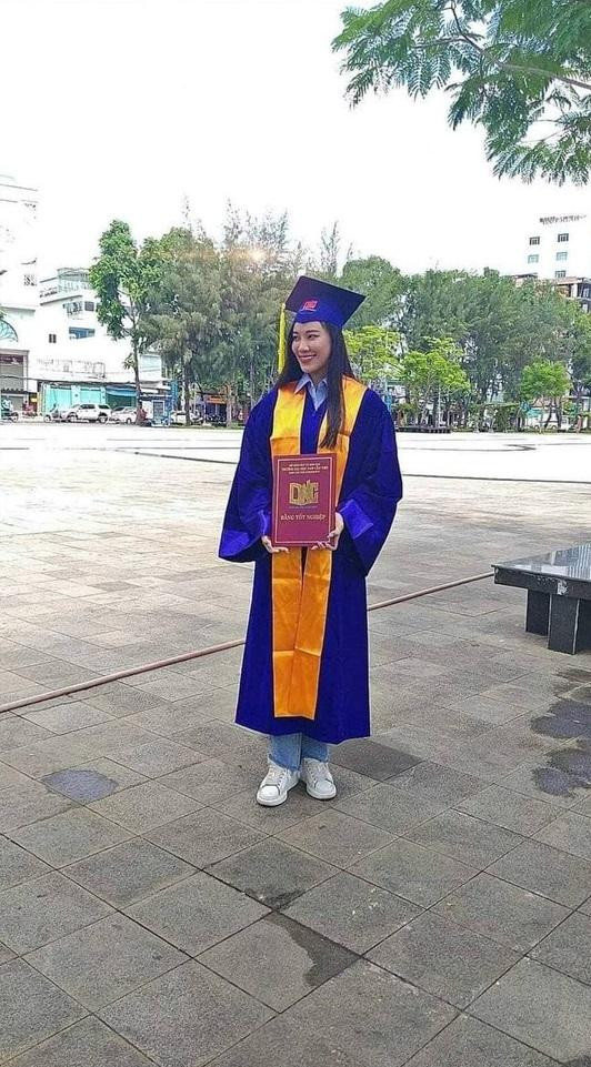 Bên cạnh đó, hình ảnh Kim Duyên tốt nghiệp trường Đại học Nam Cần Thơ cũng khiến công chúng hoang mang không rõ thực hư.