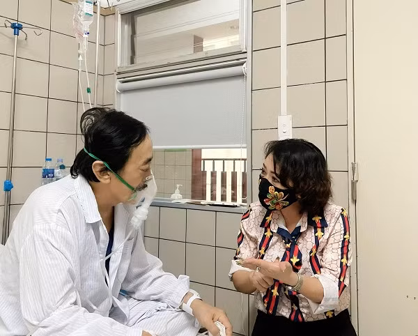 Nghe si Giang Coi benh nang, tho ta ra mau phai nhap vien-Hinh-2