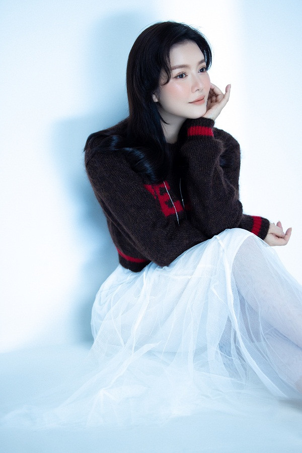 Chia sẻ về bộ ảnh mới, Lý Nhã Kỳ khẳng định: “Với phụ nữ, không gì quan trọng hơn là giữ cho chính mình luôn hạnh phúc để sẵn sàng yêu thương, sẵn sàng mạnh mẽ".