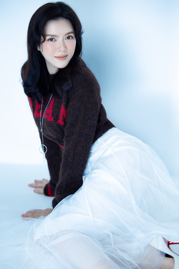 "Một ngày nào đó, bạn chợt nhận ra mình đang già hơn, xấu đi… thì cũng đừng lo lắng. Yêu chính mình, làm đẹp cho mình theo cách của riêng mình, đó vốn dĩ là tài năng thiên phú của phái đẹp”, nữ diễn viên bày tỏ.