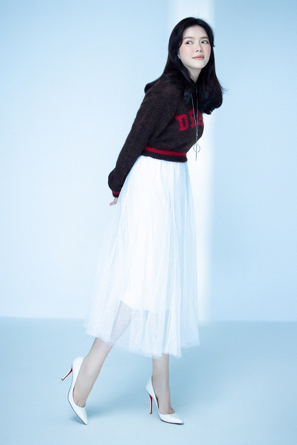 Cùng với trang phục trẻ trung, lối trang điểm nhẹ nhàng khiến Lý Nhã Kỳ trẻ hơn nhiều so với tuổi thực.