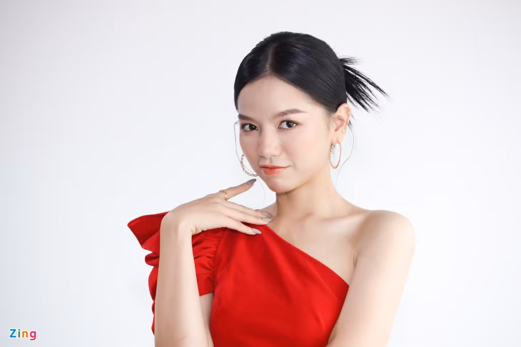 Hạ Anh tâm sự cô cảm thấy hiện tại, con đường sự nghiệp vẫn khá trơn tru. Vì còn trẻ, nữ diễn viên hy vọng có cơ hội được thử sức ở nhiều dạng vai khác nhau. Hạ Anh cũng mong sẽ có cơ hội hợp tác lần thứ hai với đạo diễn Lý Hải. "Tôi không thích cảm giác an toàn nên luôn muốn làm mới mình, thử thách bản thân ở những vai diễn khác nhau. Trên hành trình này chắc chắn sẽ có cái khuôn nào đó sinh ra dành cho tôi, hoặc cứ đi mãi thì sẽ tìm thấy điểm phù hợp. Nhưng tôi chưa vội, cũng không nôn nóng và vẫn đang trải nghiệm", nữ diễn viên bày tỏ.