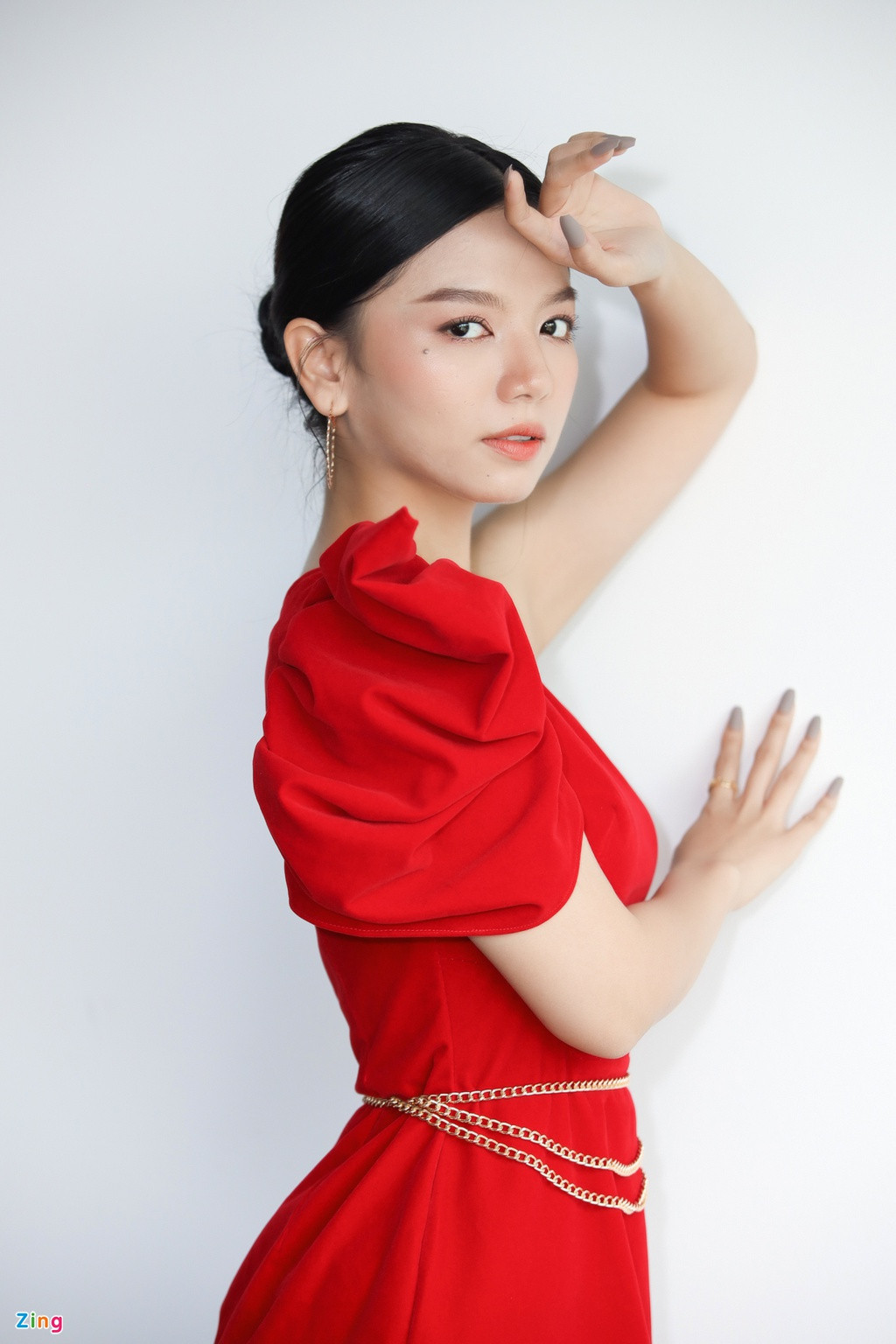 Hạ Anh khẳng định cô là người yêu công việc, muốn dành toàn bộ thời gian để phát triển bản thân. Cũng có thể vì thế, nữ diễn viên chưa tìm thấy nửa kia phù hợp. "Nhiều người nói tôi kén chọn, oan quá. Đường tình ái vẫn thênh thang còn tôi vẫn đứng một mình, chưa có ai tới".