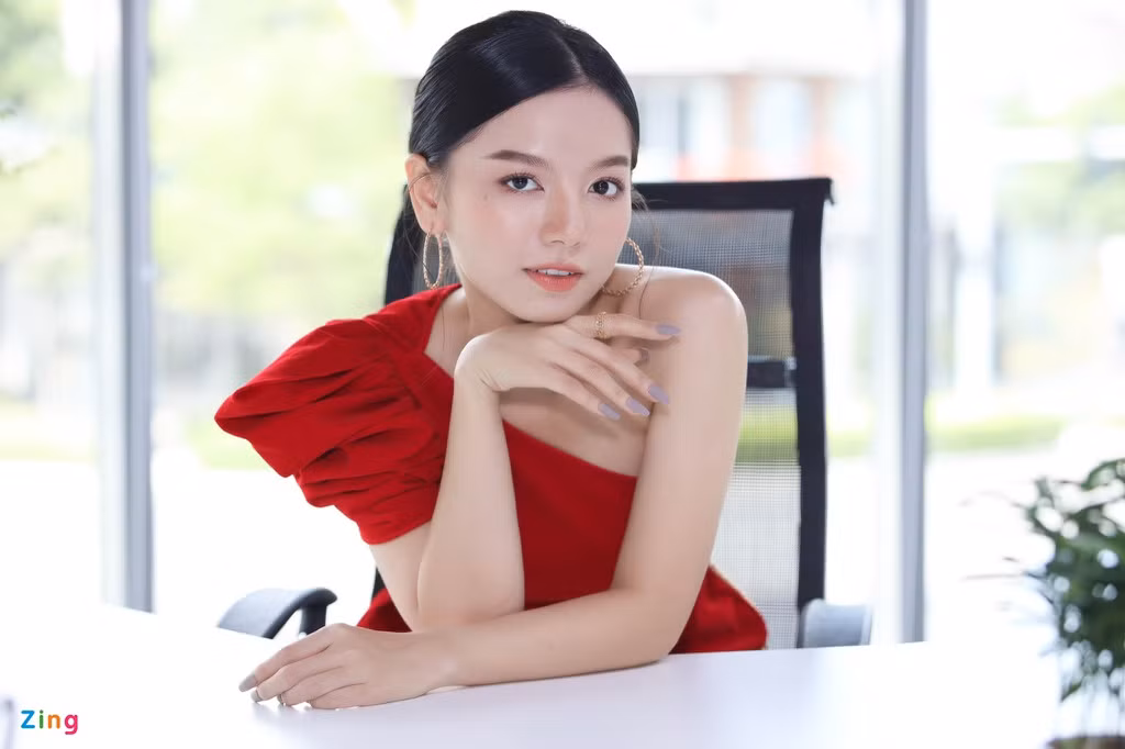 Khi được hỏi nếu có cơ hội tua ngược thời gian về thời điểm ghi hình, Hạ Anh muốn thay đổi điều gì, cô cho hay: "Bất kể lúc nào, tôi cũng muốn bản thân mình ngày càng tốt lên. Vai diễn cũng giống như vậy. Tuy nhiên, nếu được làm lại, chắc tôi sẽ chọn bôi thuốc muỗi nhiều hơn khi ghi hình. Tôi là người bị muỗi cắn nhiều nhất đoàn và bây giờ hậu quả vẫn chưa hết".