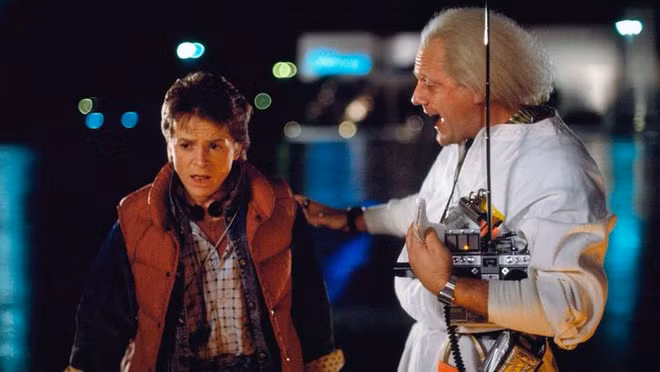 Thông thường, khán giả nói chung thường bị thu hút bởi những bộ phim có nội dung hơi khác so với thực tế, từ việc du hành không gian, đặc biệt là xuyên không, du hành thời gian. Như phóng viên khoa học Quentin Cooper đã giải thích, xuyên không là điều hiếm khi xảy ra, đặc biệt là trong vũ trụ loài người. Theo BBC, việc quay về quá khứ là không thể vì có thể làm biến đổi các sự kiện, ảnh hưởng đến lịch sử, địa lý và cả trật tự thế giới.