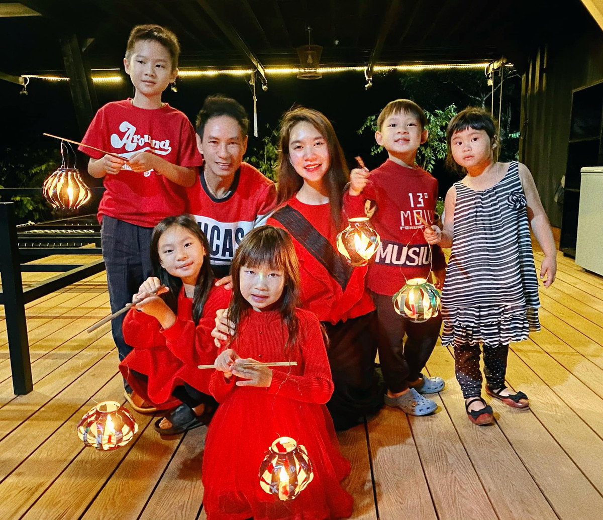 Loạt ảnh của gia đình Lý Hải - Minh Hà gây chú ý vì xuất hiện một bé gái lạ mặt. Nhiều người đặt nghi vấn đây là con thứ 5 của Lý Hải - Minh Hà.