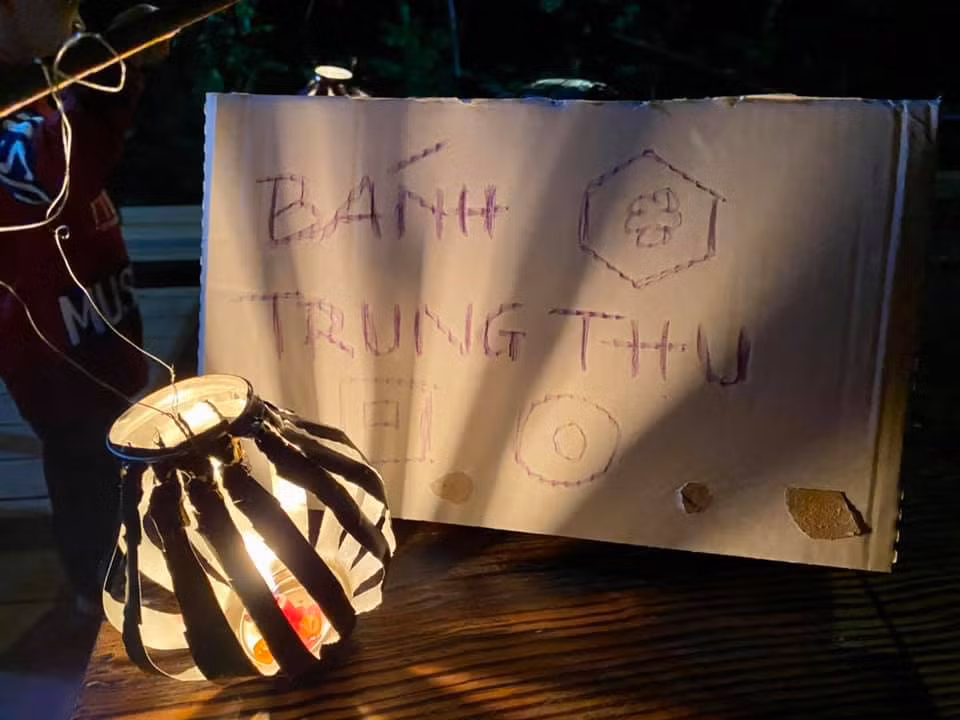 "Tự làm lồng đèn và rước đèn Trung thu giữa núi rừng với mình nha", Lý Hải - Minh Hà chia sẻ hình ảnh bá đạo với "bánh Trung thu" và đèn lồng tự chế.