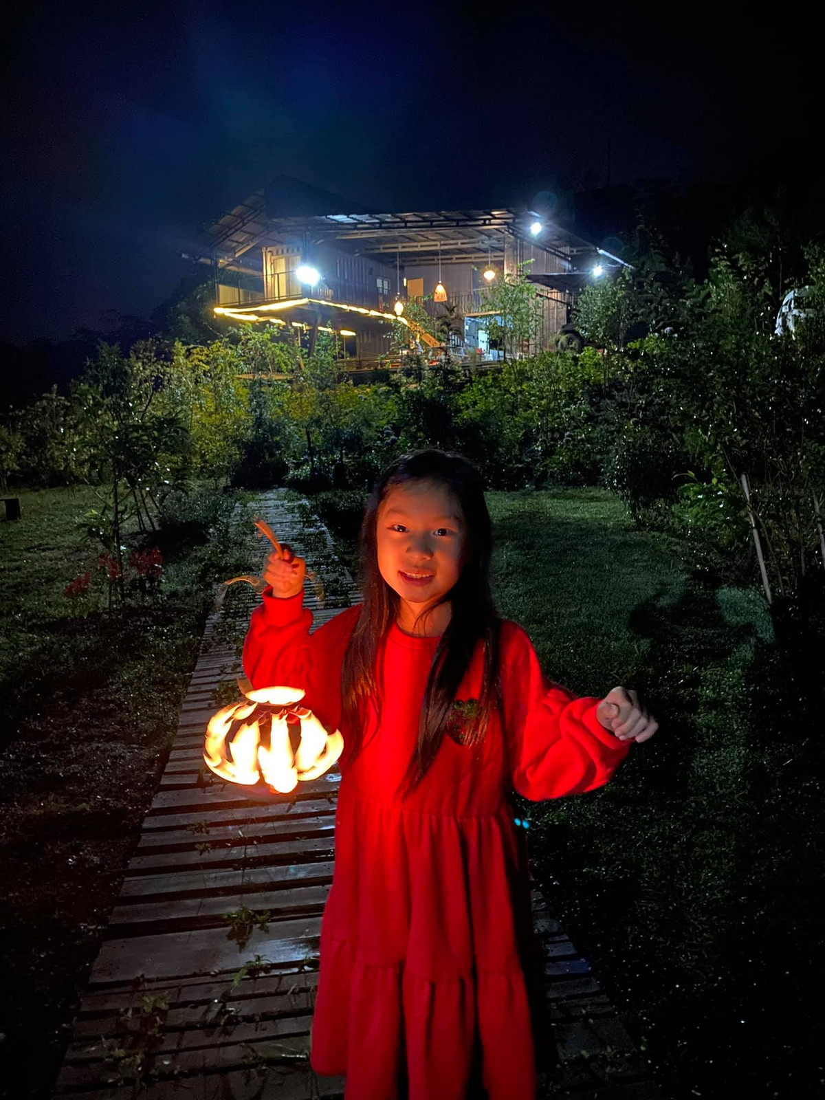 Nhóc tỳ nhà Lý Hải - Minh Hà tung tẩy cầm đèn dạo chơi giữa khung cảnh núi rừng.