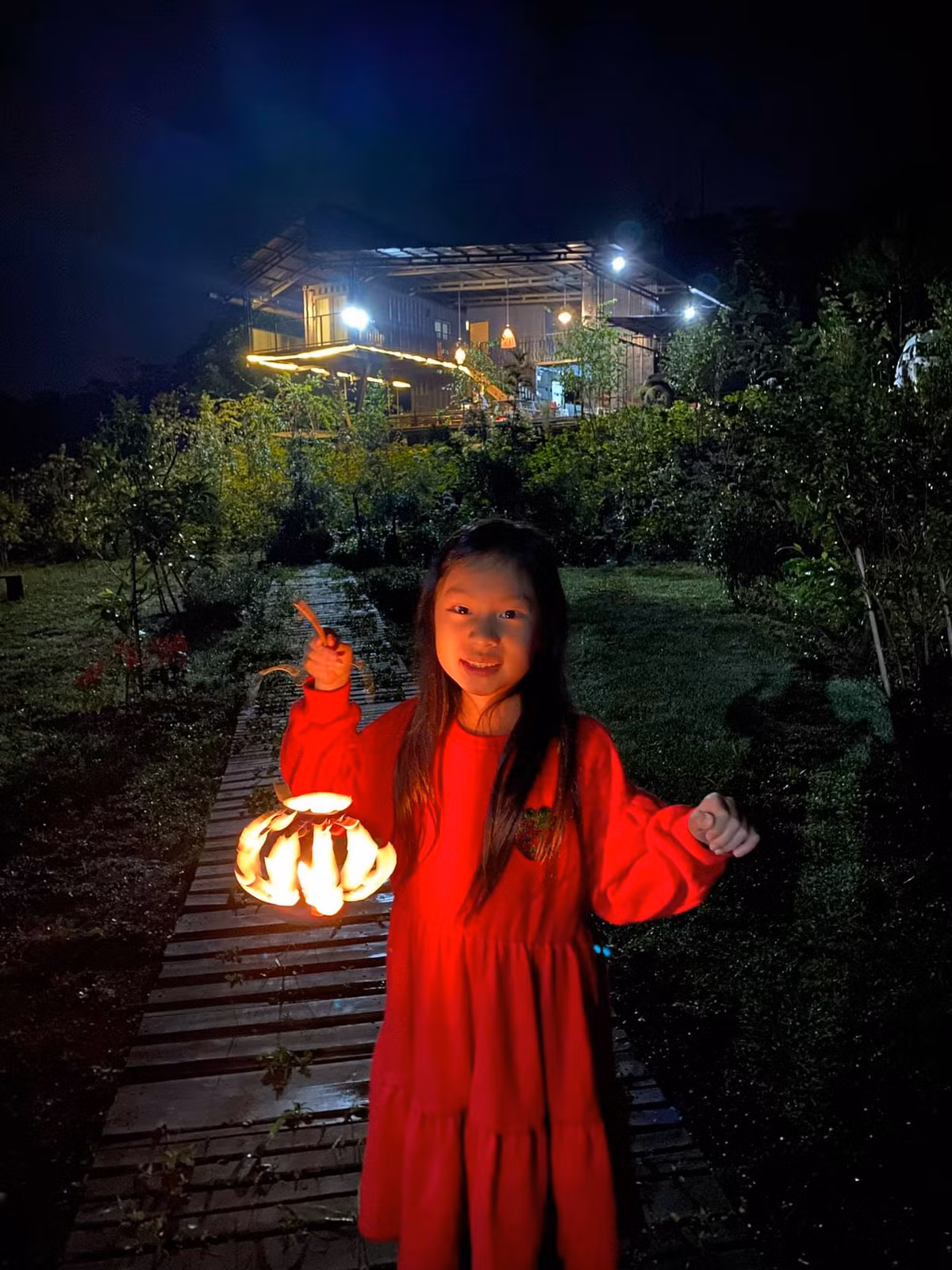 Nhóc tỳ nhà Lý Hải - Minh Hà tung tẩy cầm đèn dạo chơi giữa khung cảnh núi rừng.