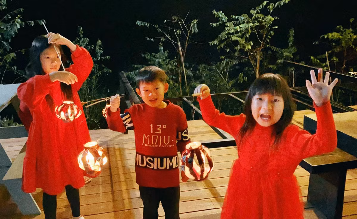 Chia sẻ loạt ảnh, cặp đôi viết: "Chúc cả nhà Trung thu vui vẻ nha. Lần đầu bọn trẻ được rước đèn, đón tết Trung thu và ngắm trăng giữa núi rừng".