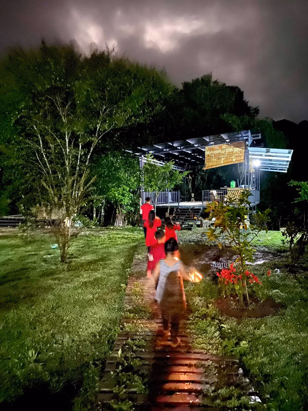 Cuộc sống bình yên của gia đình Lý Hải - Minh Hà khiến nhiều người trầm trồ, phát ghen.