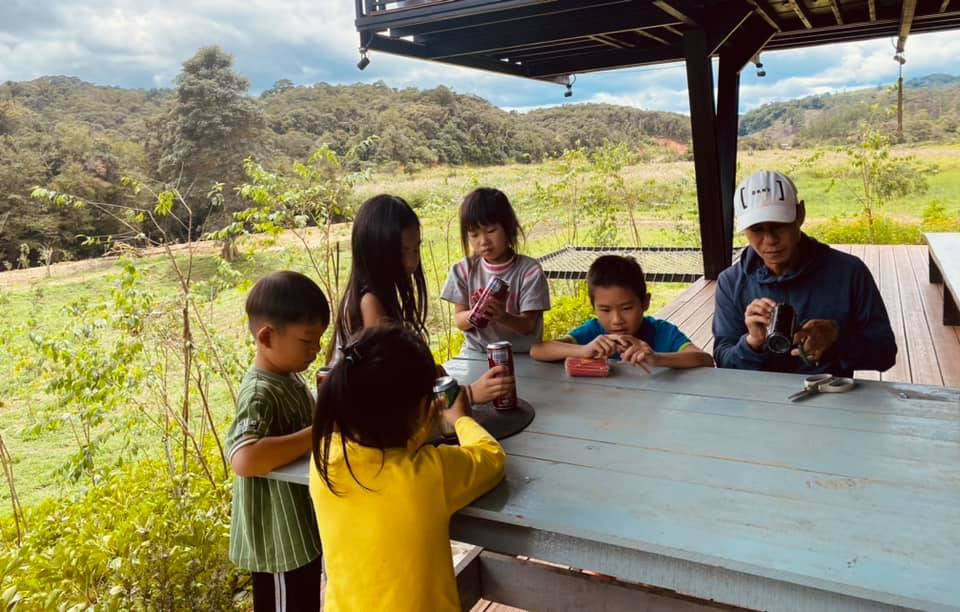 Lý Hải - Minh Hà được biết đến là cặp đôi đông con nhất nhì showbiz Việt. Sau 11 năm kết hôn, cặp đôi có 4 nhóc tỳ: Rio (10 tuổi), Cherry (8 tuổi), Sunny (6 tuổi) và Mio (5 tuổi).