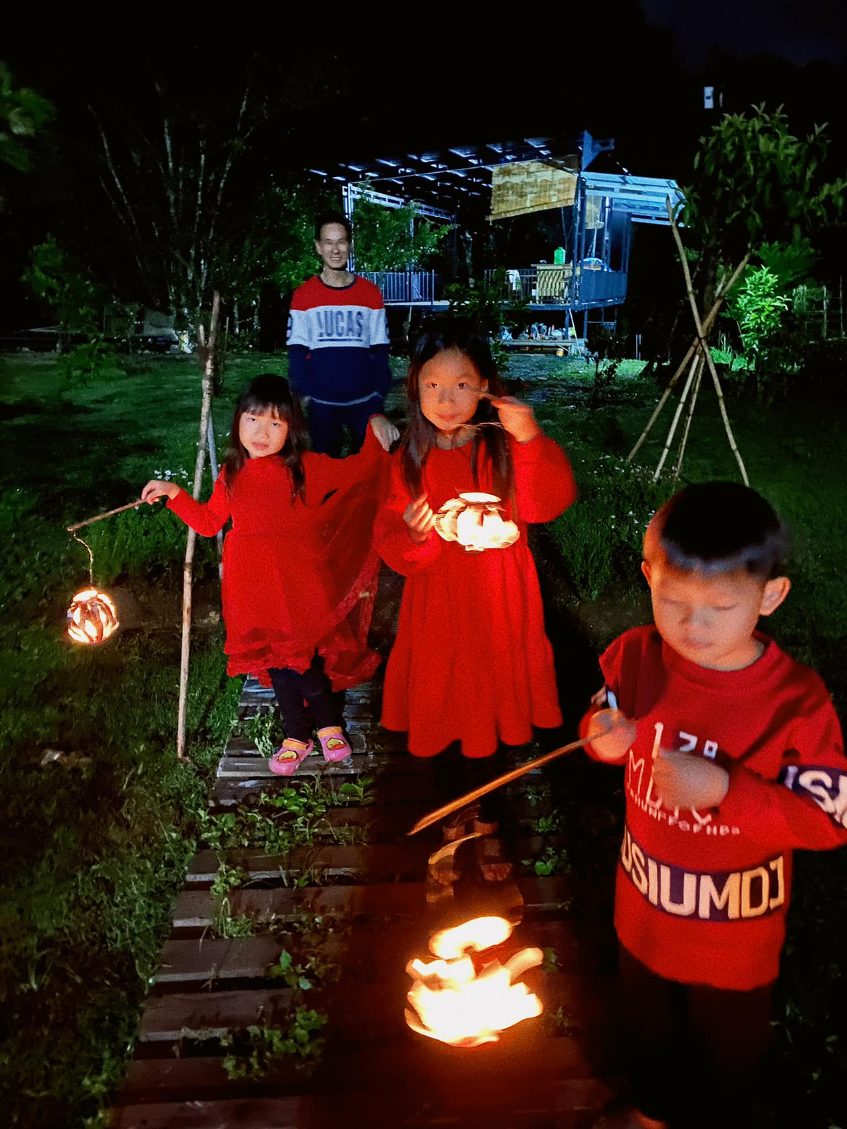 Nam đạo diễn cùng các con háo hức đón Trung thu.