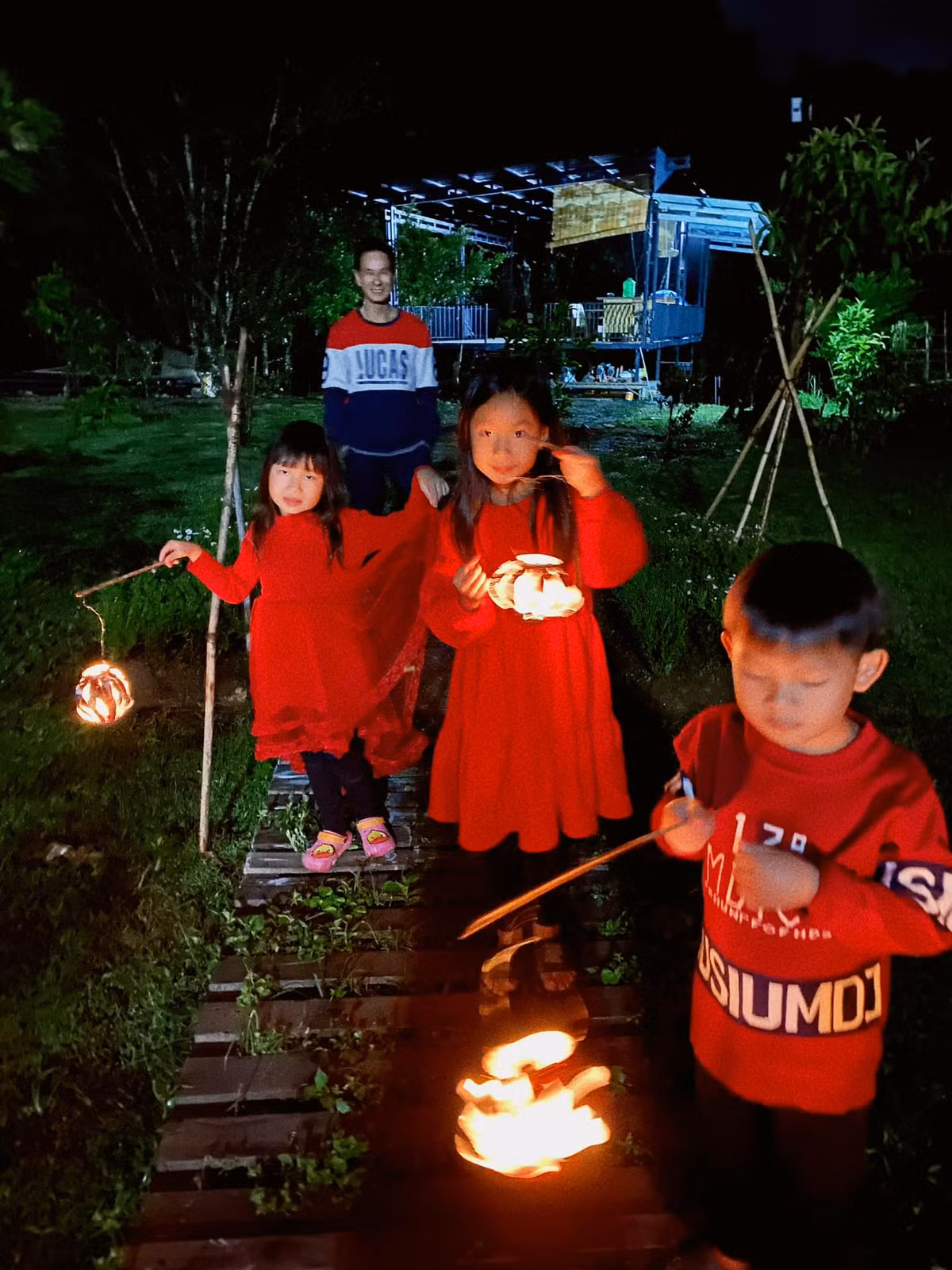 Nam đạo diễn cùng các con háo hức đón Trung thu.