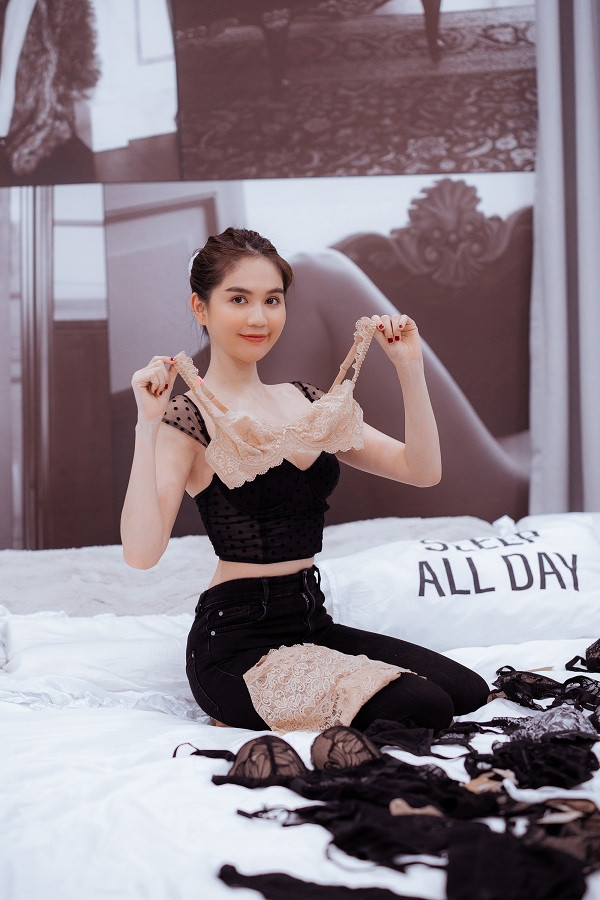 Trong loạt ảnh, Ngọc Trinh mặc trang phục đơn giản, tóc búi cao khoe vẻ đẹp rạng rỡ.