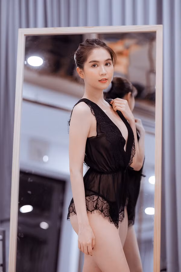 Nhờ sở hữu vóc dáng nuột nà và sự lăng xê của ông bầu Vũ Khắc Tiệp, Ngọc Trinh đắt show làm người mẫu nội y.