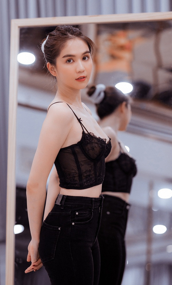 Ngọc Trinh sinh ra và lớn lên ở vùng quê nghèo. Người đẹp chưa bao giờ phủ nhận nguồn gốc cũng như cuộc sống khó khăn của gia đình.