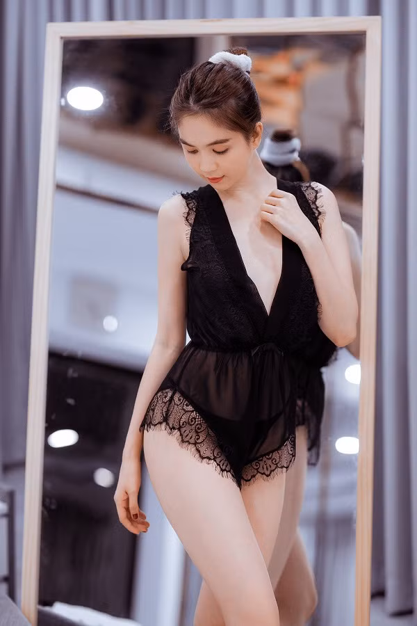 Tận dụng sức hút tên tuổi để kiếm tiền, cô nàng giờ đây có cuộc sống sang chảnh với nhà đẹp, xe sang, hàng hiệu phủ khắp người.